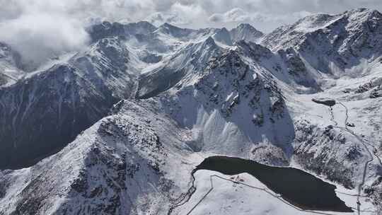 青海互助浪士当雪山河流云雾航拍视频