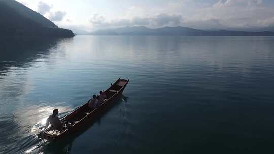 云南泸沽湖水上船游客近景航拍