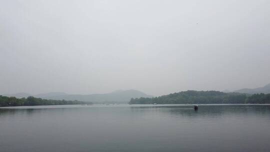 烟雨蒙蒙山湖水船飞向前视频素材模板下载