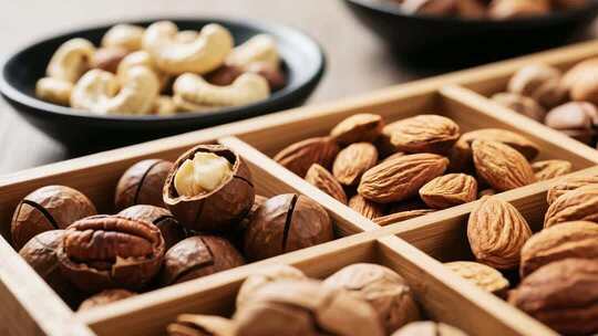 多种坚果摆放特写