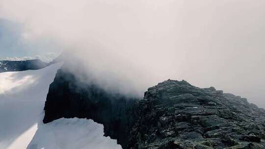 雪山云雾缭绕景象