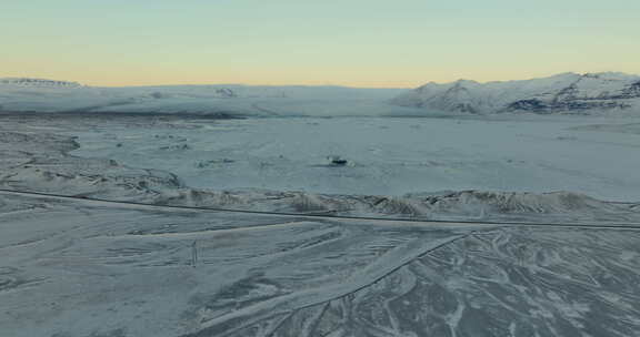 冰岛的冬季景观和白雪覆盖的山脉