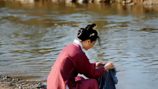 古装女子河边洗衣服