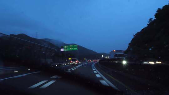 车内固定机位拍摄（下雨）