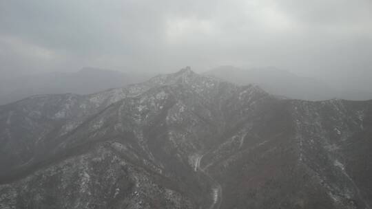 航拍冬季风雪中的威海里口山仙姑顶山区视频素材模板下载