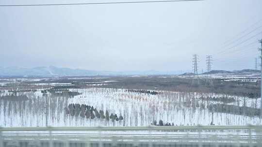 列车窗外冬日铁路景象