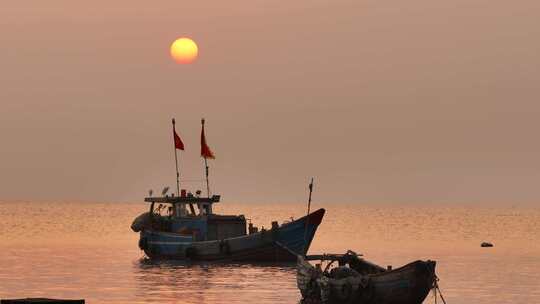 海上渔船日落景象