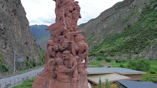 川西夹金山中的夹金村红军雕塑