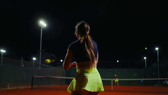 女子网球运动员在网球场上跳跃的苗条女士的