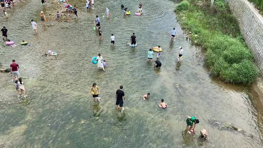 济南南部山区云河桥，野外山谷溪流玩水地