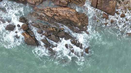 俯拍海岸礁石海浪拍打岩石海水海边浪花潮水