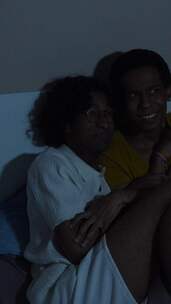 同性恋夫妇看一个可怕的恐怖电影在晚上