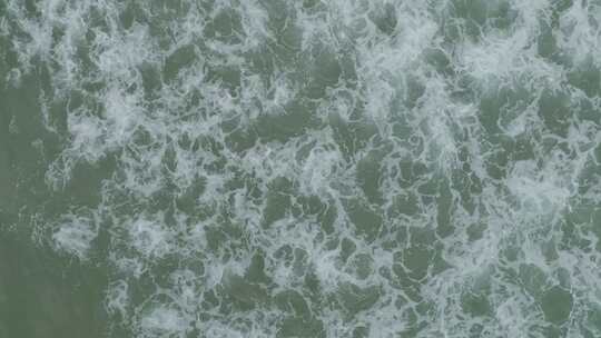 海浪冲向岸边-垂直视觉1-4K