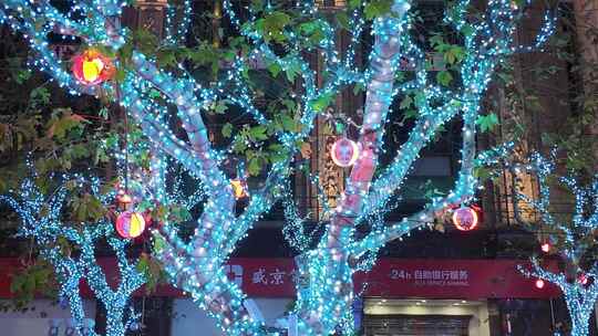 南京西路挂满彩灯的大树夜景