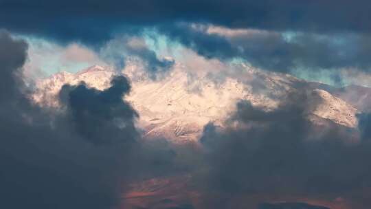 航拍高原雪山