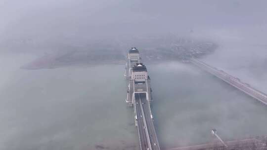 航拍清晨晨雾扬州万福大桥车流万福闸浓雾视频素材模板下载