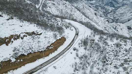 航拍冬天雪山环山公路