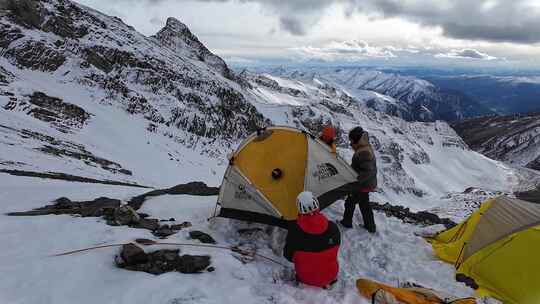 岷山山脉雪宝顶雪山C1营地搭建帐篷的登山队