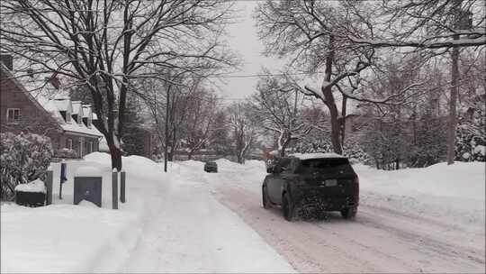 特写被大雪覆盖的城市街道和车辆