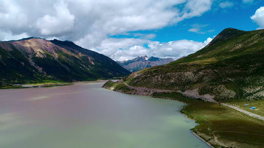 西藏秋季的然乌湖