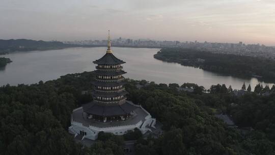 杭州雷峰塔日出西湖