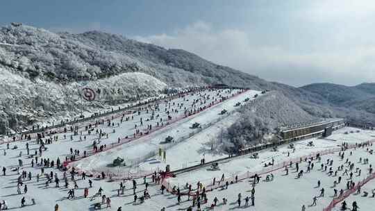 云上草原滑雪场雪景视频素材模板下载