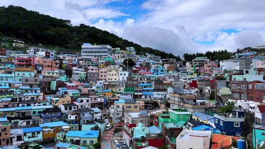 多云的一天，拥挤的居民区里五颜六色的山坡