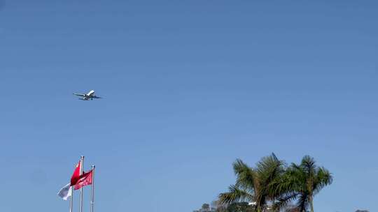 飞机降落在中国海南三亚视频素材模板下载