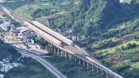 中国高铁动车和谐号驶过山川与村庄