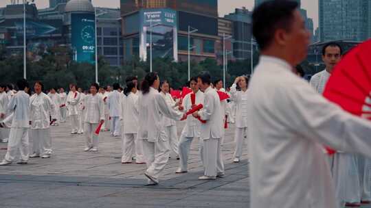 广场上练太极的中国人