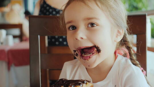 小女孩正在吃一个甜点