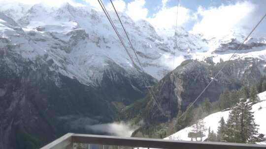 缆车使用钢缆到达山区滑雪场