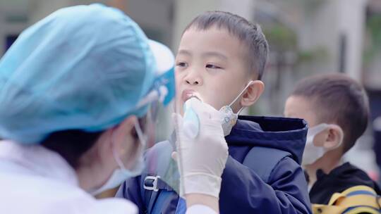 医生给幼儿园小朋友检查口腔