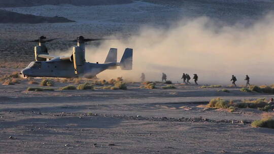 美国海军陆战队登上沙漠中的鱼鹰直升机
