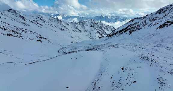 航拍川西岷山山脉小雪宝顶都日峰风光