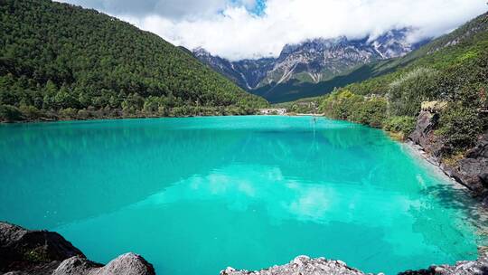 蔚蓝色的湖泊