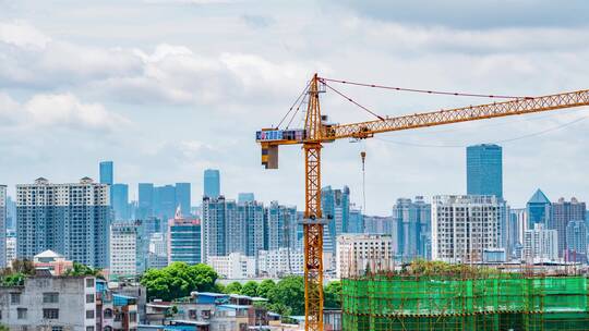 建设中的建筑工地塔吊