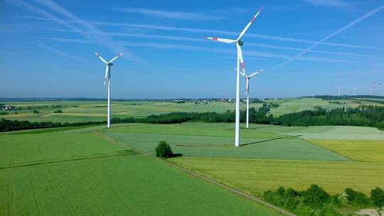 绿野上的风电场。生态。绿色能源。鸟瞰图