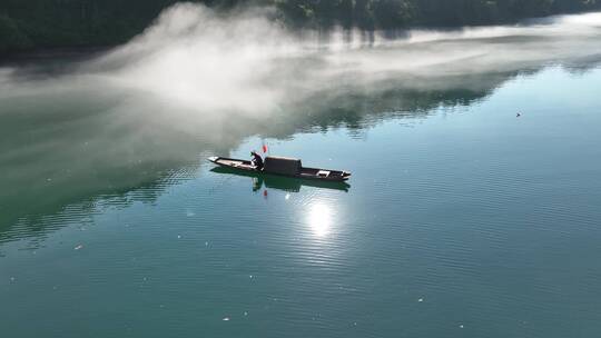 雾漫小东江下的渔船