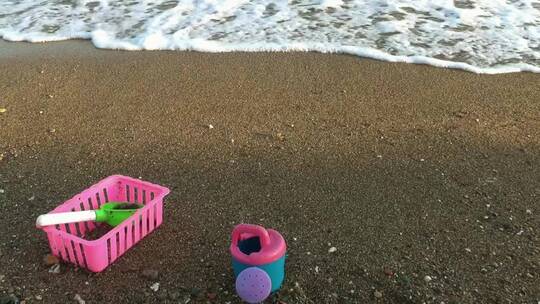 海边沙滩上的玩具