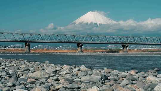 富士山远景下的水域及桥梁