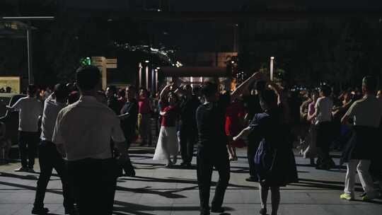 夜晚跳广场舞 跳舞的市民人群
