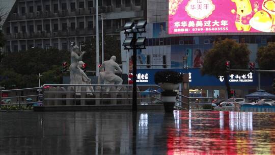 雨中的城市道路