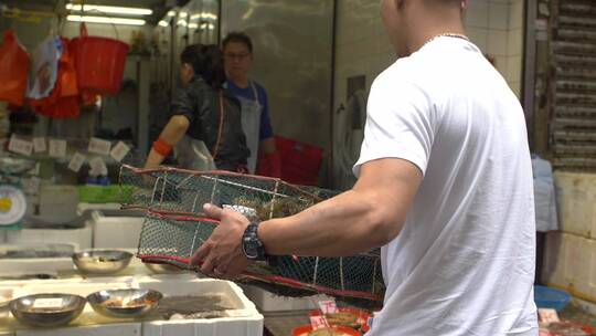 在香港街市运送新鲜海鲜的人