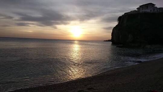 日落时海浪冲击海岸