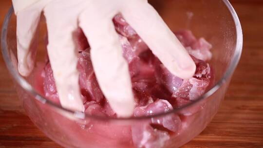 玻璃碗腌制羊肉