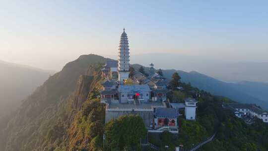 云南大理宾川县鸡足山镇逆光白塔山顶航拍