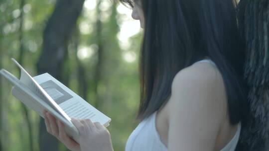 女孩在树林里看书清新唯美4k视频素材