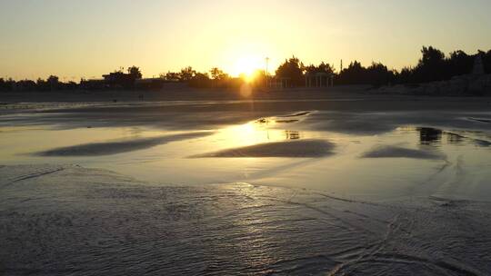 金色沙滩阳光海水潮水浪花海滩唯美海边夕阳