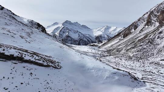 航拍四川阿坝岷山山脉雪山群峰风光